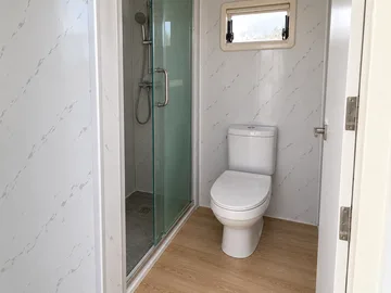 Apple Cabin family bathroom
