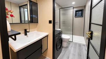 Upper-range 40 ft bathroom
